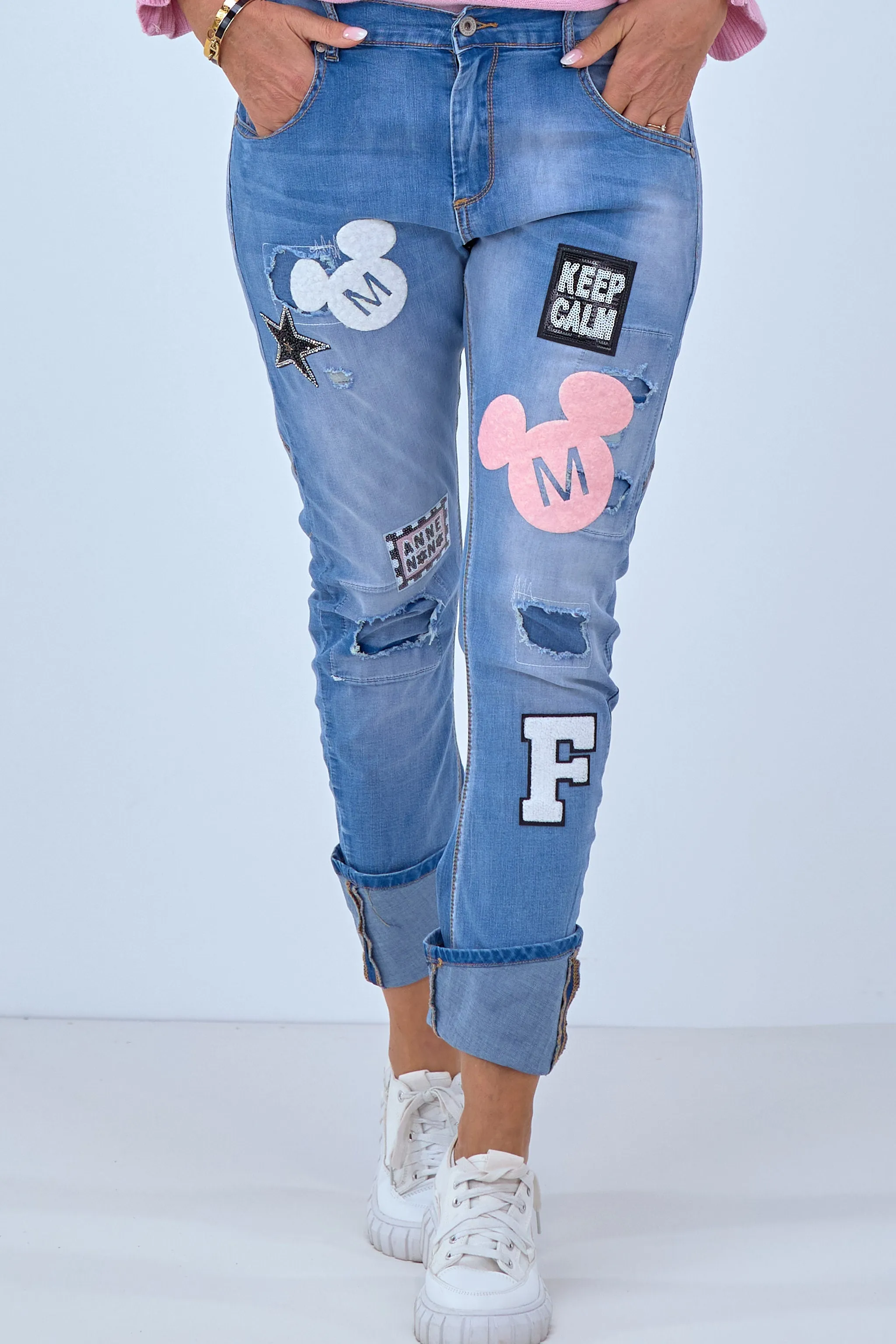 Jeans mit Flock und Badges, denim